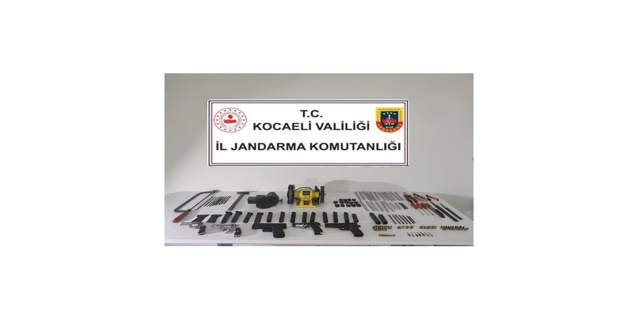 Evi cephaneye çevirmiş