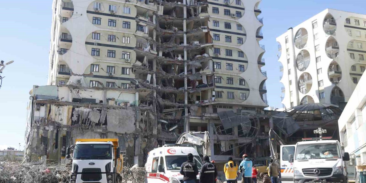 Galeria İş Merkezi enkazında 8 vatandaş için çalışmalar devam ediyor