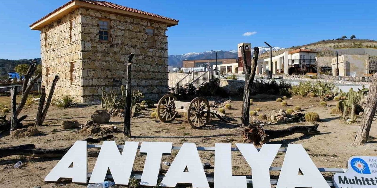 Hatay EXPO alanında bulunan Düğmeli Ev sapasağlam ayakta