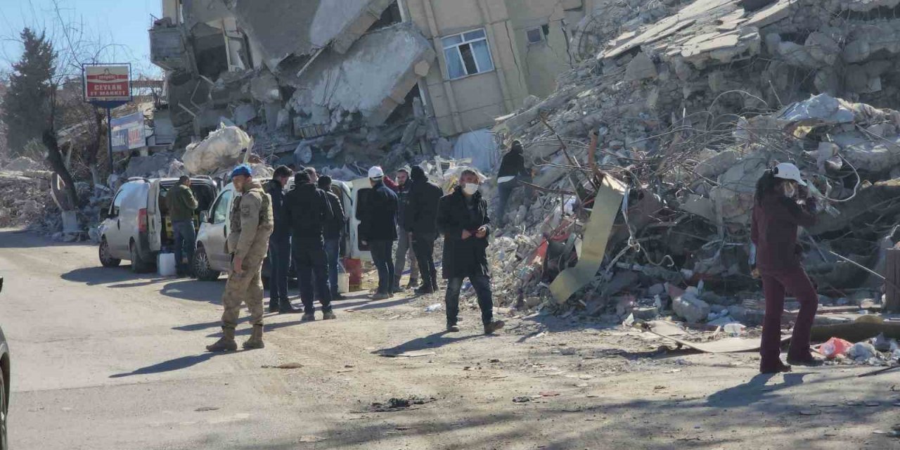 Savcıların gözetiminde yıkılan binalardan karot ve demir örnekleri alınıyor