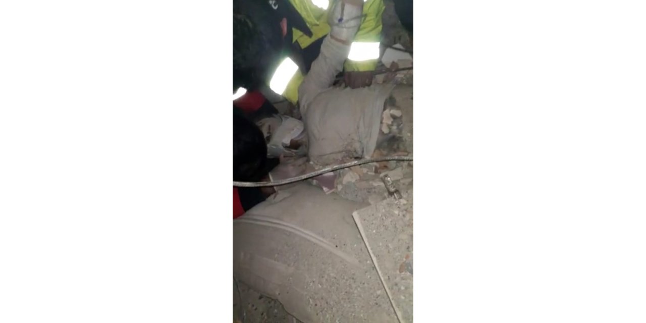 Depremin 258’inci saatinde kurtarılan Neslihan Kılınç’ın enkaz altındaki ilk görüntüsüne İHA ulaşıldı