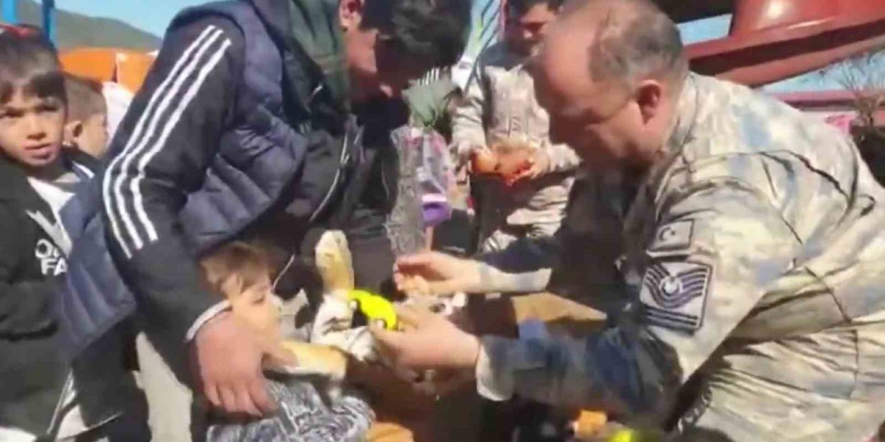 Mehmetçik, yardım malzemelerini ihtiyaç sahiplerine ulaştırıyor