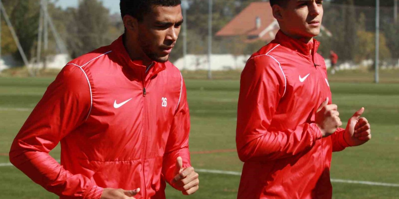 Antalyaspor’da yeni transferler ilk antrenmanına çıktı