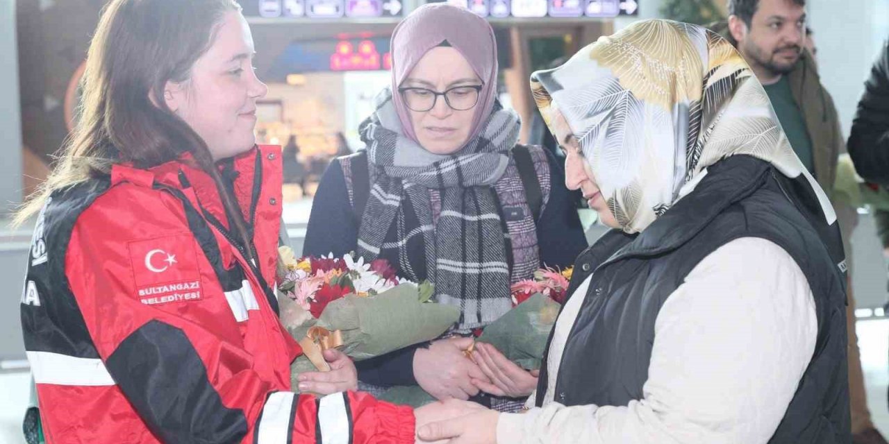 SAK-E havalimanında çiçeklerle karşılandı