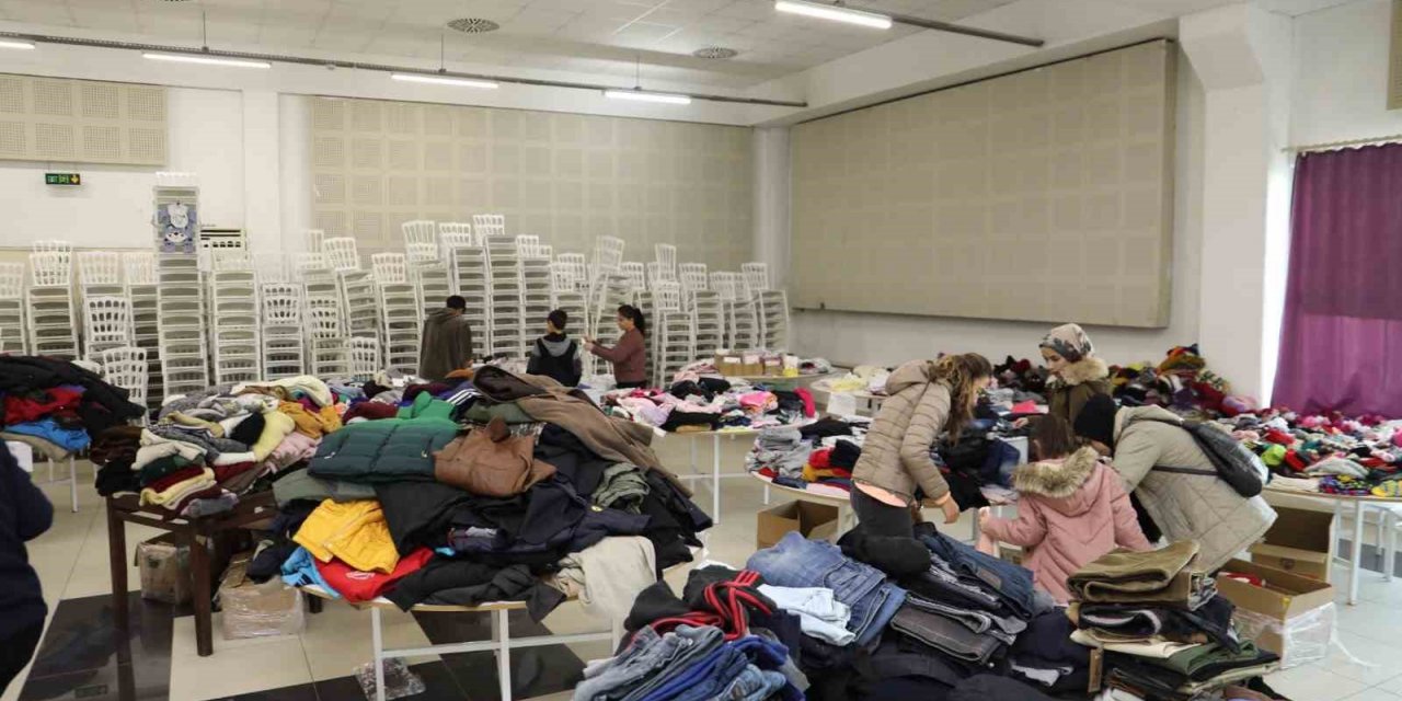 Depremzedelere özel sosyal market hizmet veriyor