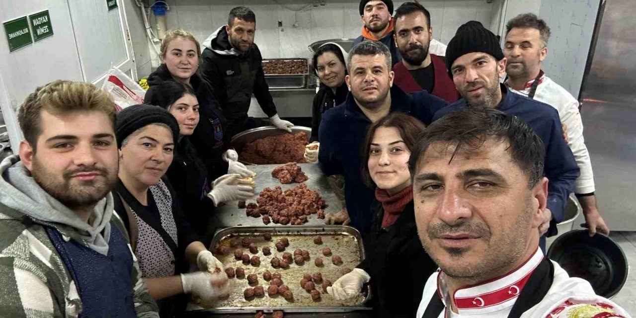 Marmarisli aşçılar kazanları depremzedeler için kaynatıyor