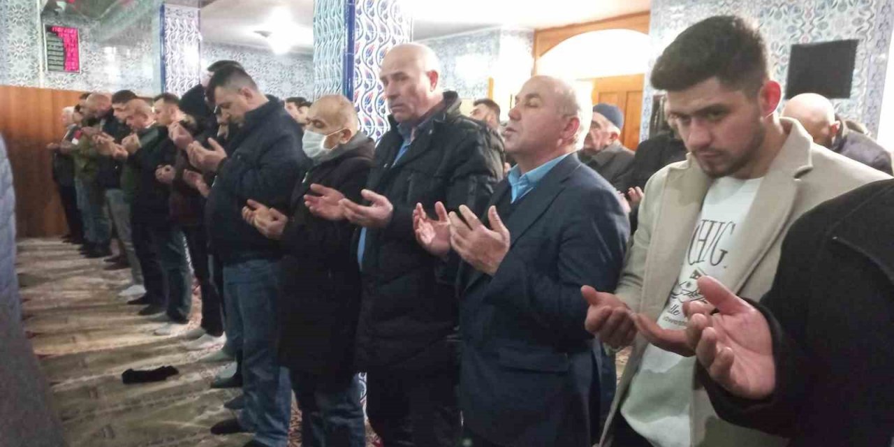 Depremde hayatını kaybedenler için gıyabi cenaze namazı kılındı