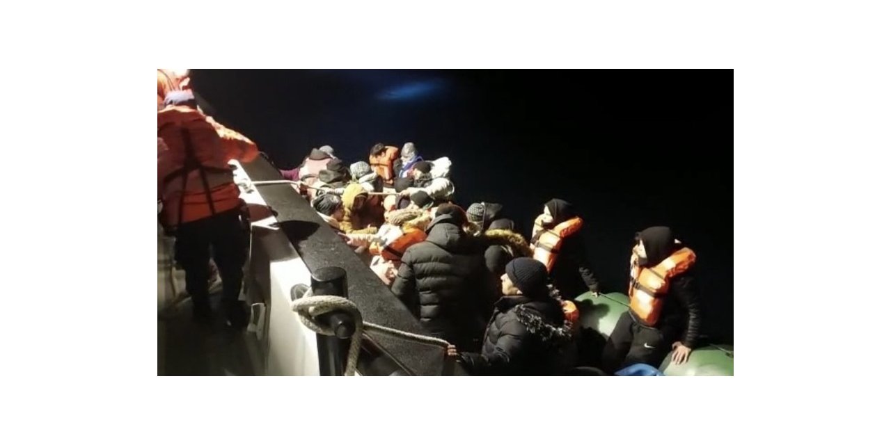 Ezine açıklarında 45 kaçak göçmen yakalandı