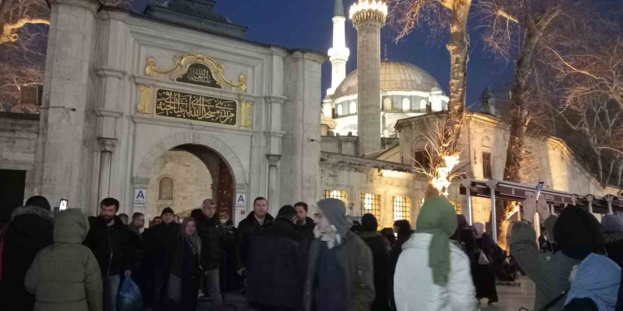 Miraç Kandili’nde depremzedeler için dua ettiler