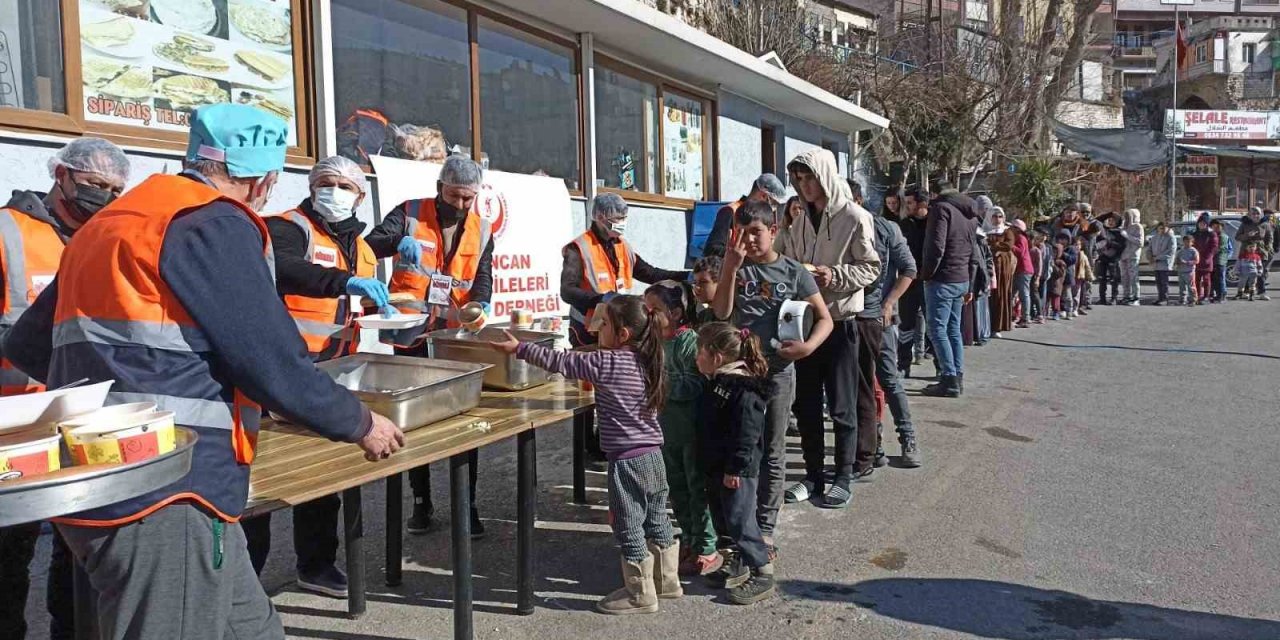 Erzincan Şehit Aileleri Koruma Derneği üyeleri depremzedeleri yalnız bırakmadı
