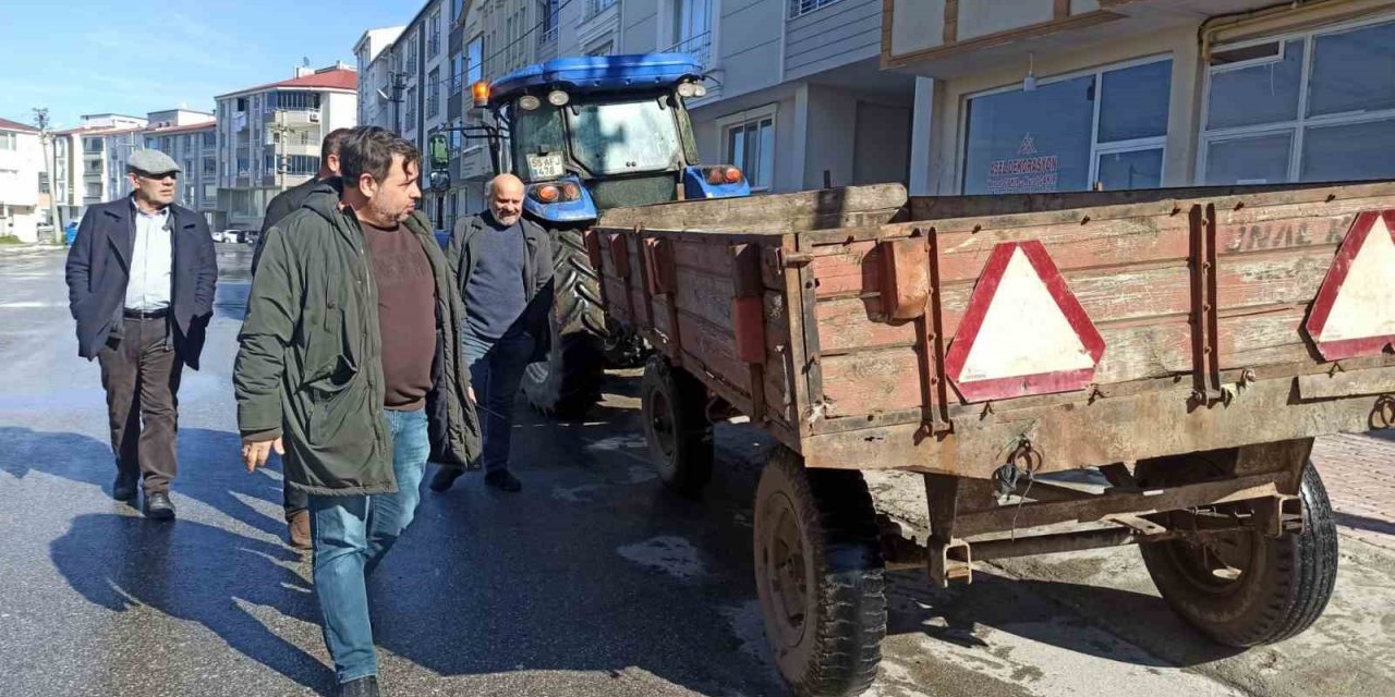 Yanlışlıkla aldığı traktör römorkunu geri getirdi