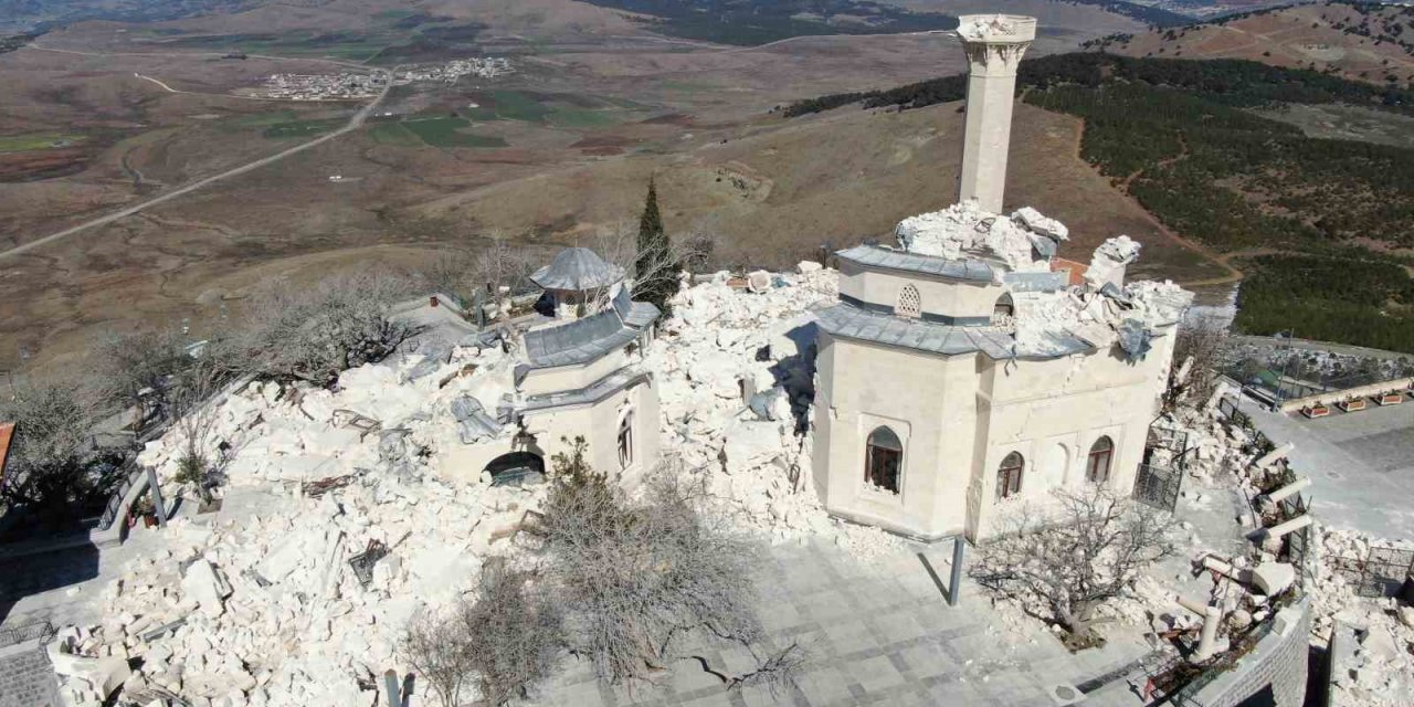 Ukkaşe Hazretlerinin türbesinin restore edilen bölümleri depremde yıkıldı
