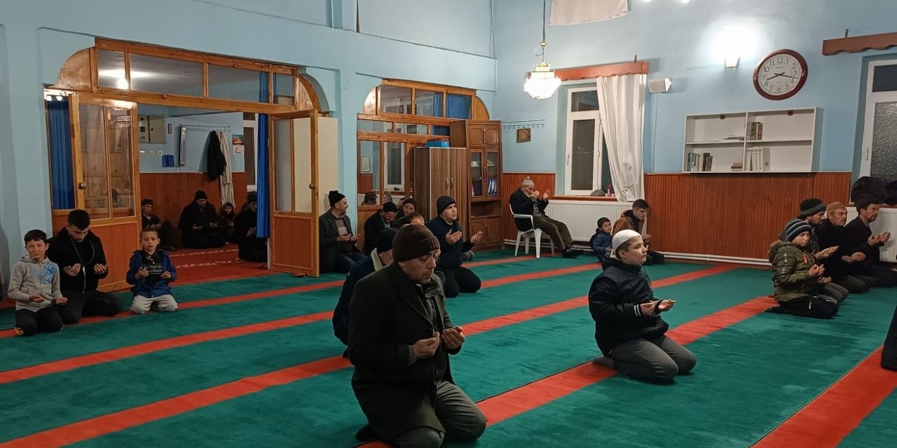 Eller semaya depremzedeler için açıldı