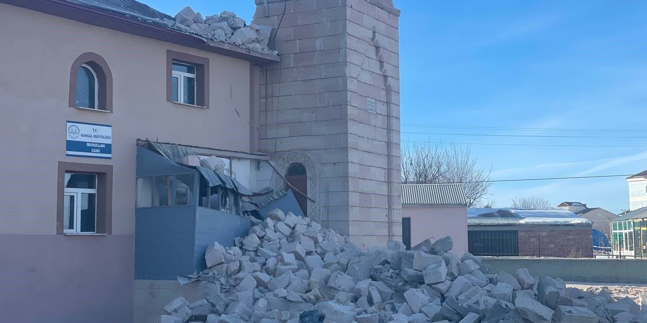 Depremde hasar oluşan caminin minaresi kontrollü olarak yıkıldı