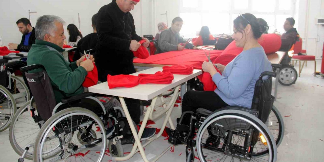 Engelliler depremzedeler için dikiş makinelerinin başına geçti