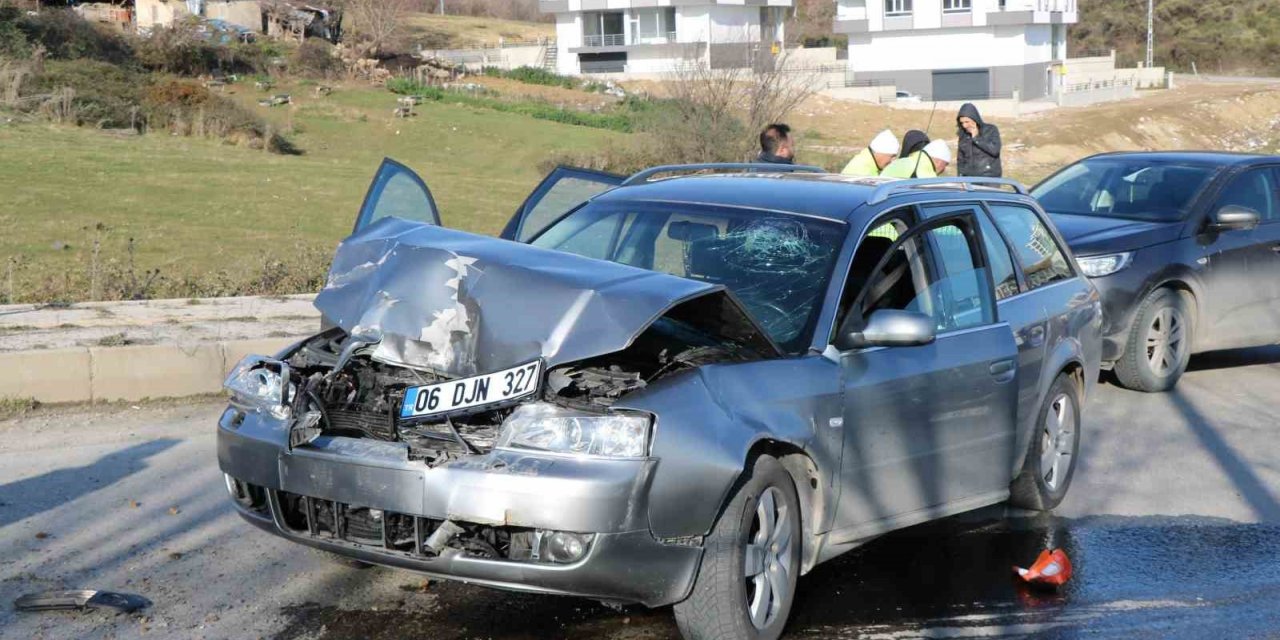 Otomobil iş makinesine çarptı: 1 yaralı