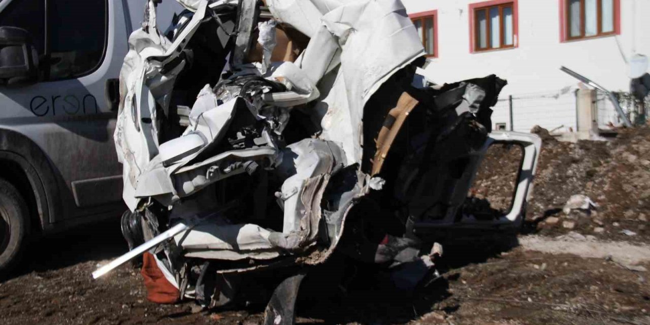 Depremde milyonluk araçlar kağıt gibi ezildi, top şeklini alan araç şaşkına çevirdi