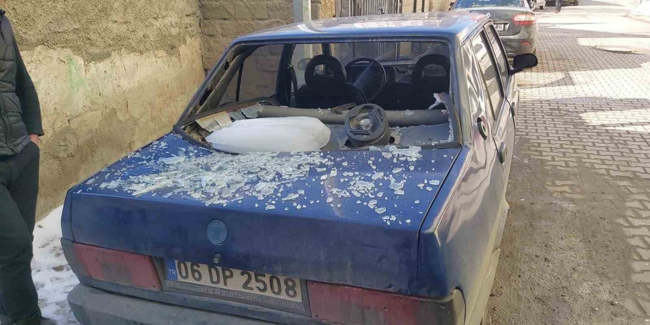 Sorgun’da Buz Kütlesi Arabanın Üzerine Düştü