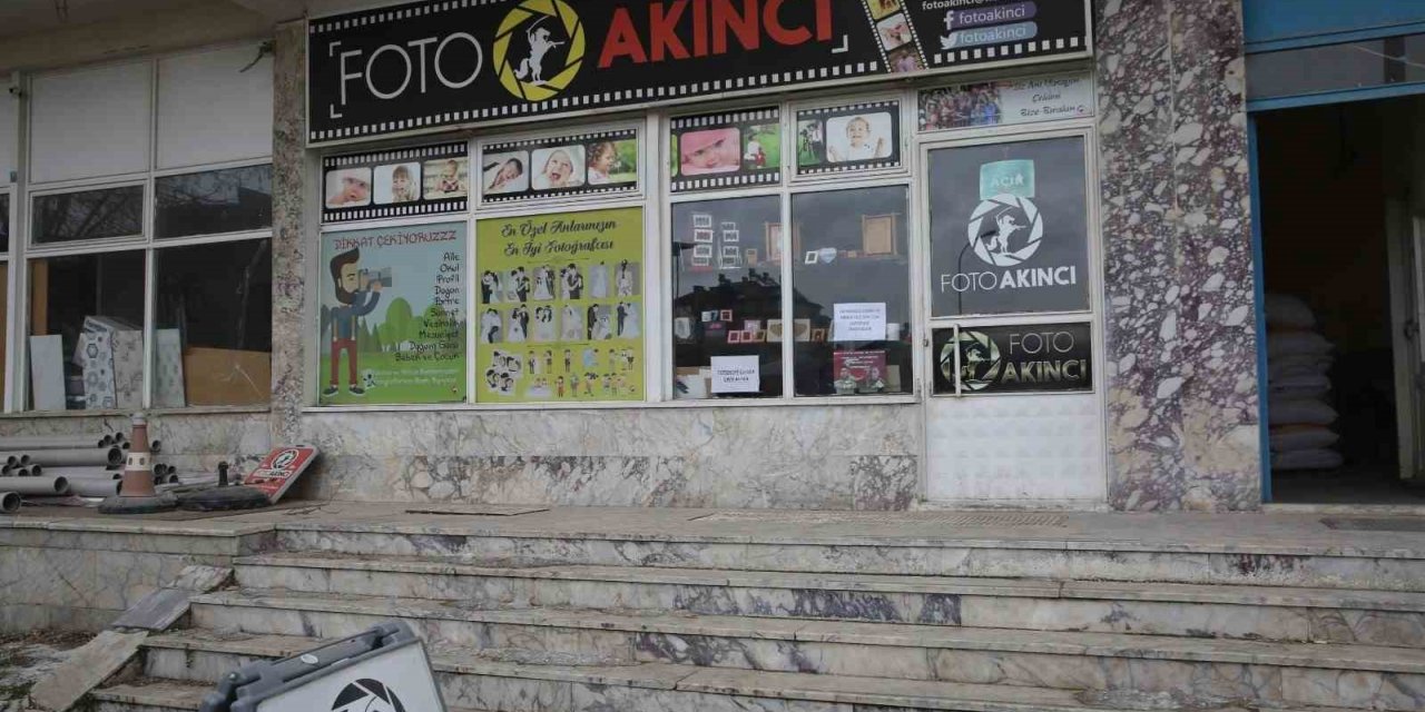 Kimlik çıkarma isteyen afetzedelere bu fotoğrafçı ücretsiz hizmet veriyor