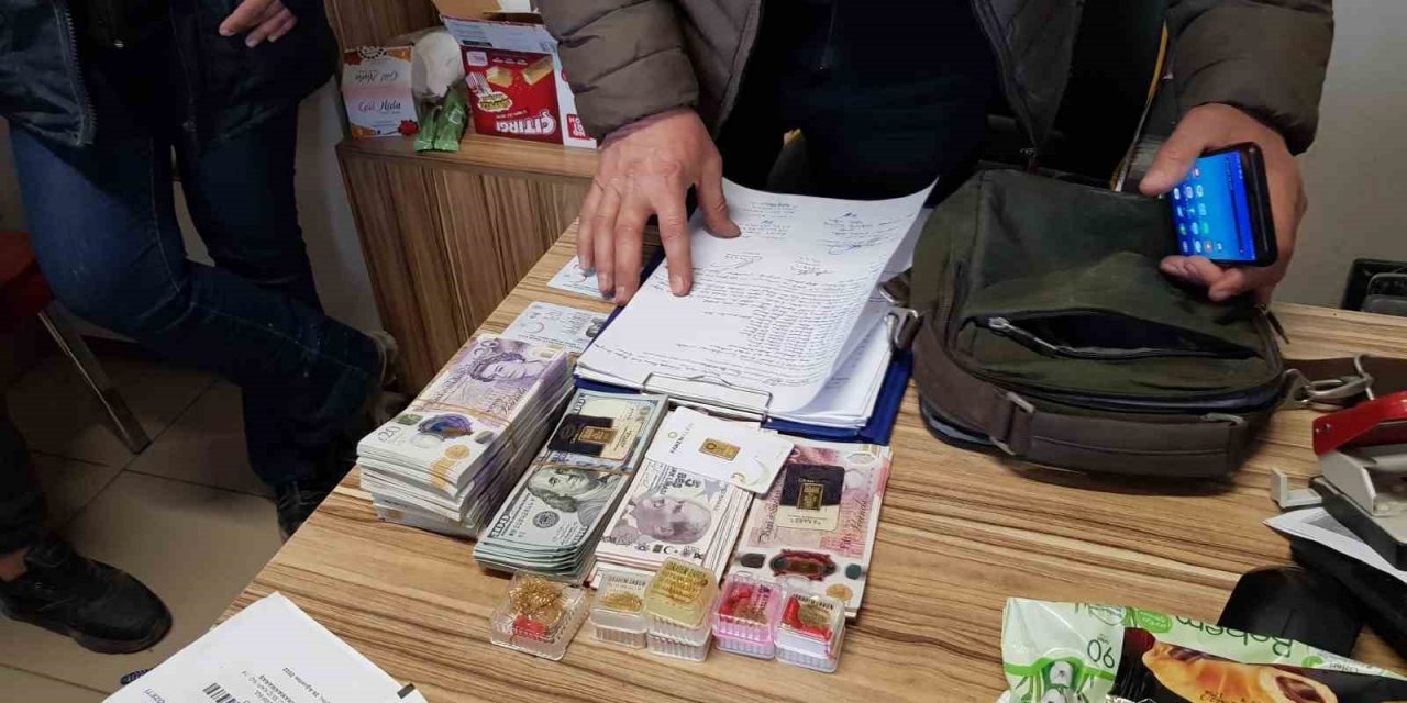 Kastamonu AFAD ekipleri, apartmanda buldukları para, döviz ve ziynet eşyalarını polise teslim etti