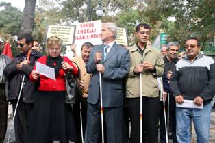 Görme engelliler baston bıraktı