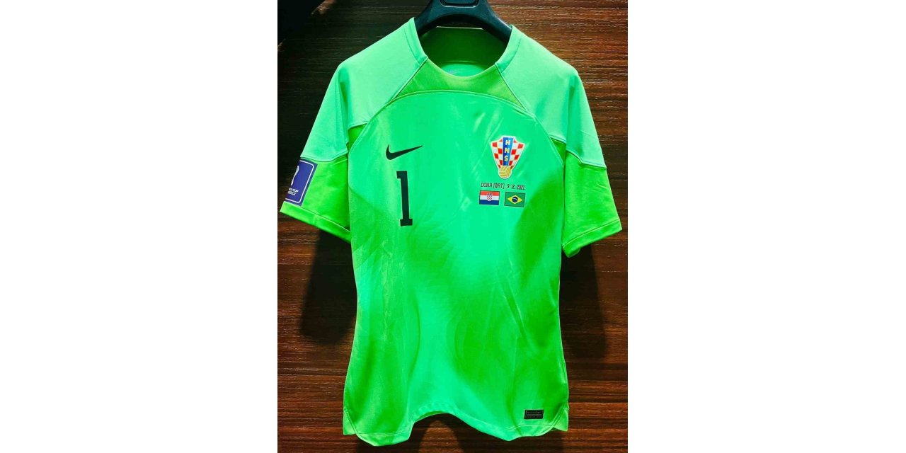 Dominik Livakovic, formasını ve eldivenlerini depremzedelere bağışladı