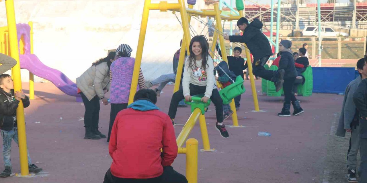 Deprem korkusu yerini çocuk cıvıltısına bıraktı