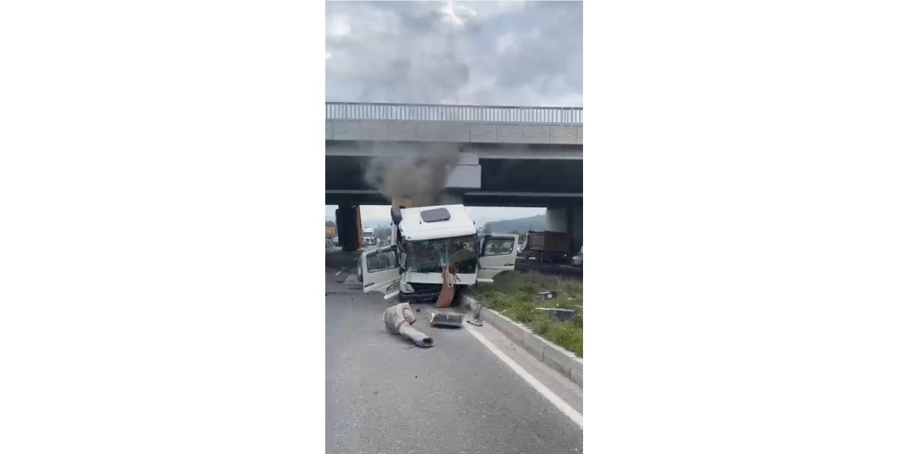 Dorse köprüye çarptı; 2 yaralı