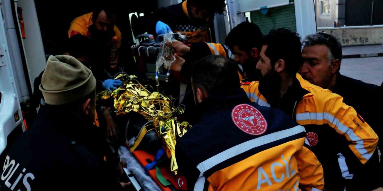 Depremin 296. saatinde enkaz altında ilk temas