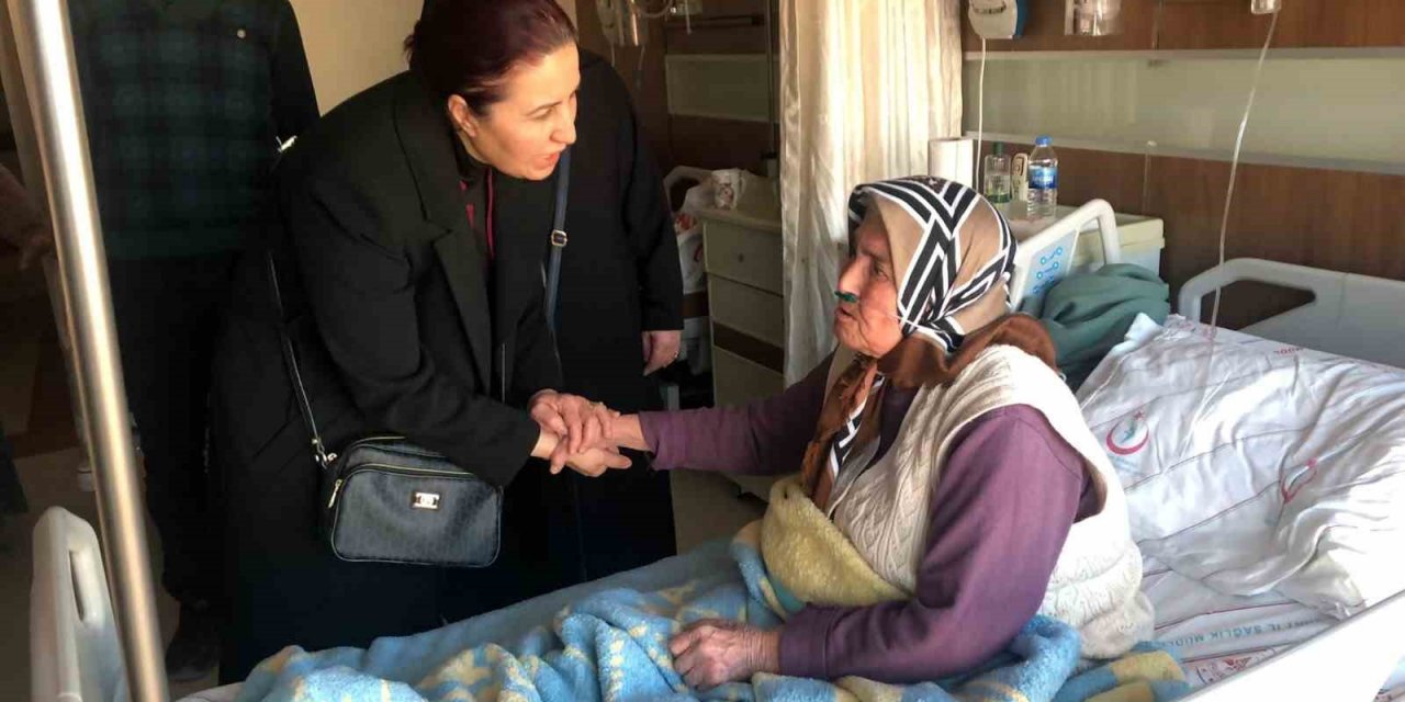 Siirt valisinin eşi Güney Hacıbektaşoğlu, depremzede aileleri yalnız bırakmadı