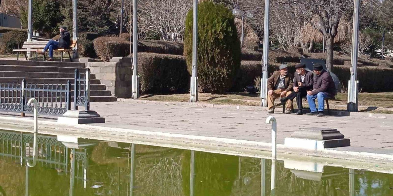 Afyonkarahisar’da vatandaşlar sıcak havanın tadını çıkardı