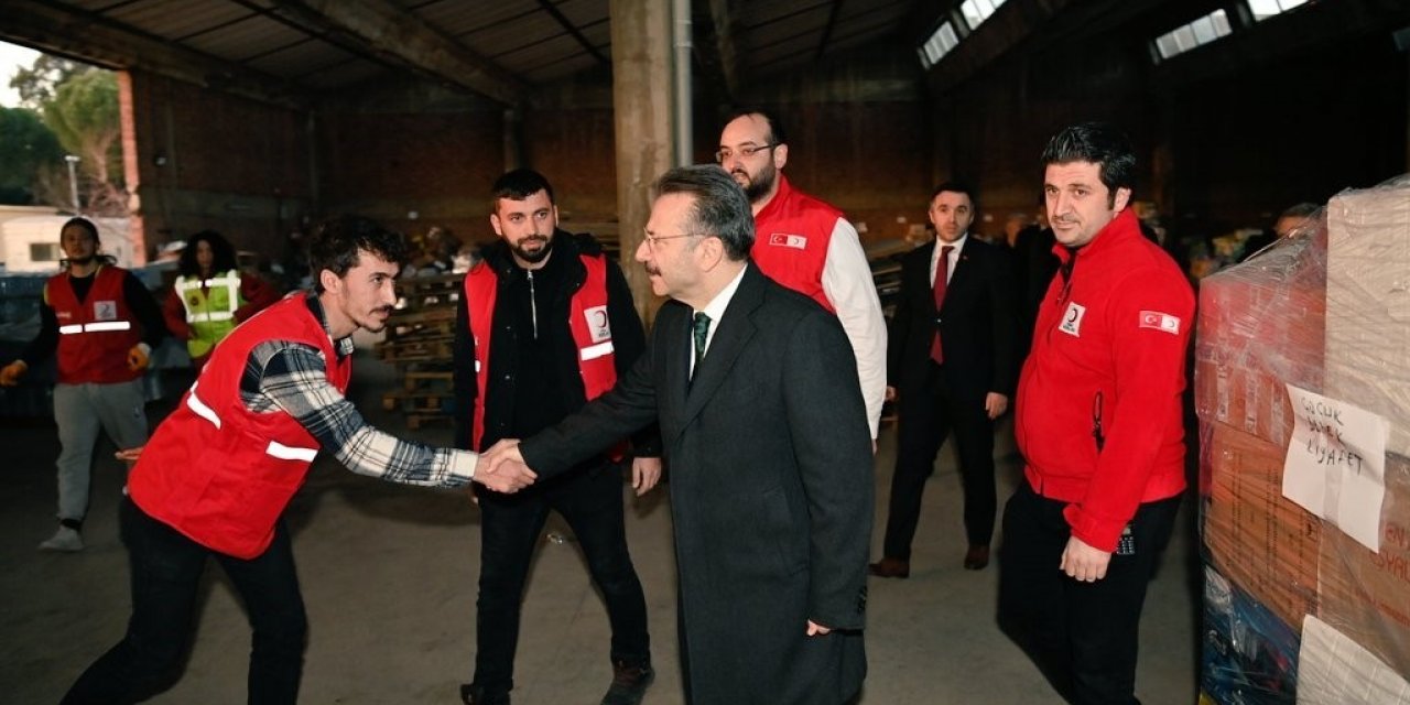 Vali Aksoy, Kızılay deposunu inceledi.