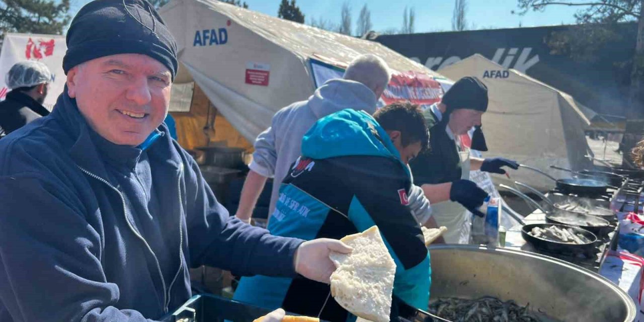 Ümraniye Belediyesi’nden depremzedelere hamsi ikramı