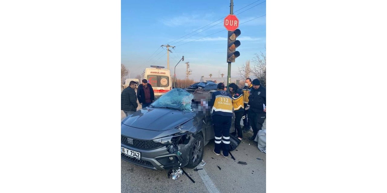 Tıra arkadan çarpan otomobilin kadın sürücüsü hayatını kaybetti