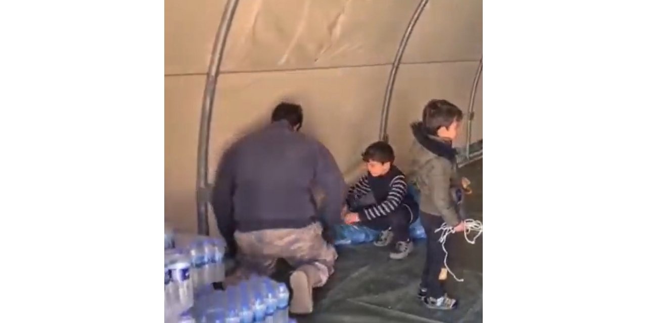 Depremzede minikler çadır kuran asker abilerine yardım etti