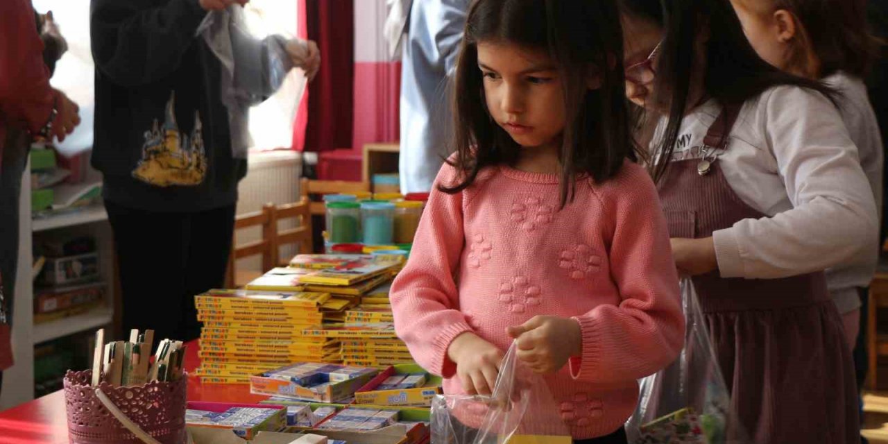 Minik öğrencilerden deprem bölgesindeki arkadaşlarına kırtasiye desteği