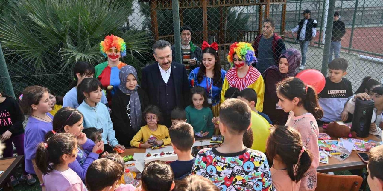 Vali Aksoy, depremzede çocuklara moral oldu