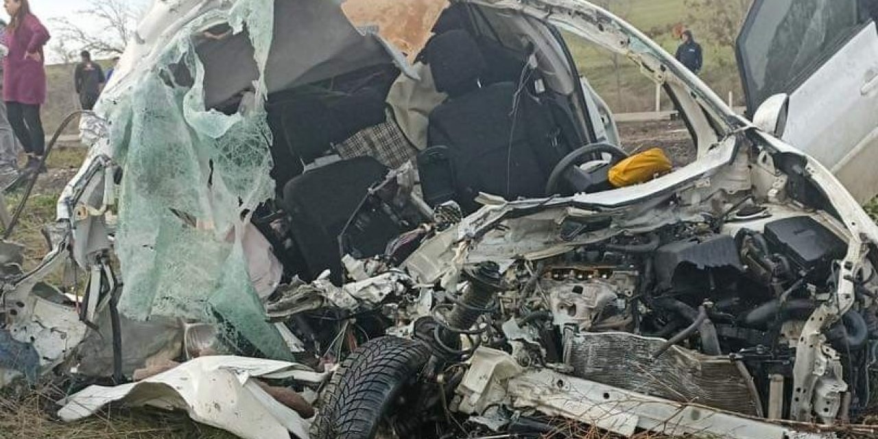 Köpeği ezmemek isterken karşı şeride geçip kamyonla çarpıştı: 1 yaralı