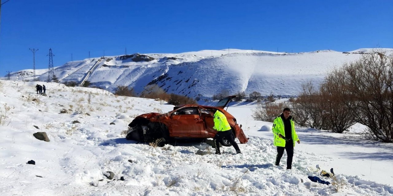 Trafik kazasında yaralanan sürücü hastanede hayatını kaybetti