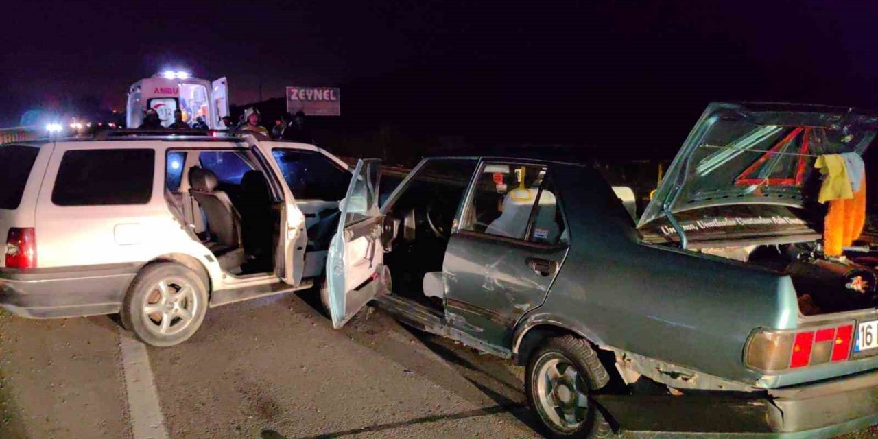 Bursa’da iki otomobil çarpıştı: 6 yaralı