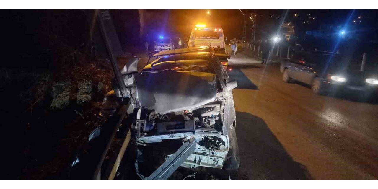 Alkollü sürücü bariyerlere çarptı: 1’i ağır 3 yaralı