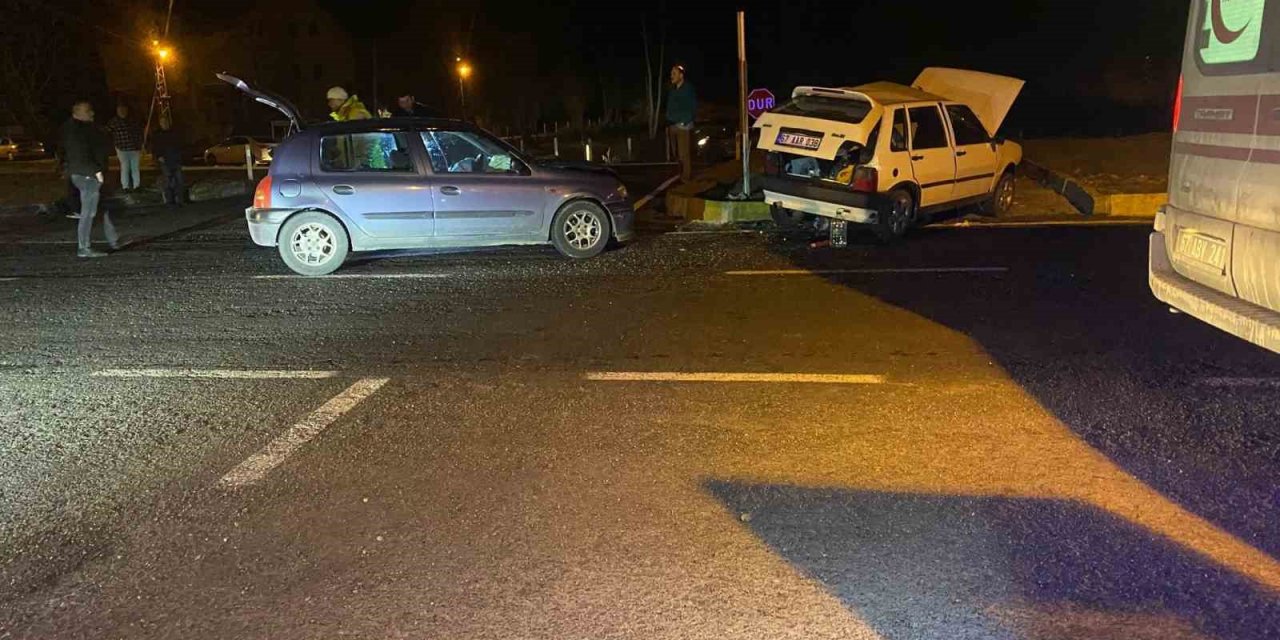 Zonguldak’ta kavşakta çarpışan iki otomobilde 2’si ağır 3 kişi yaralandı