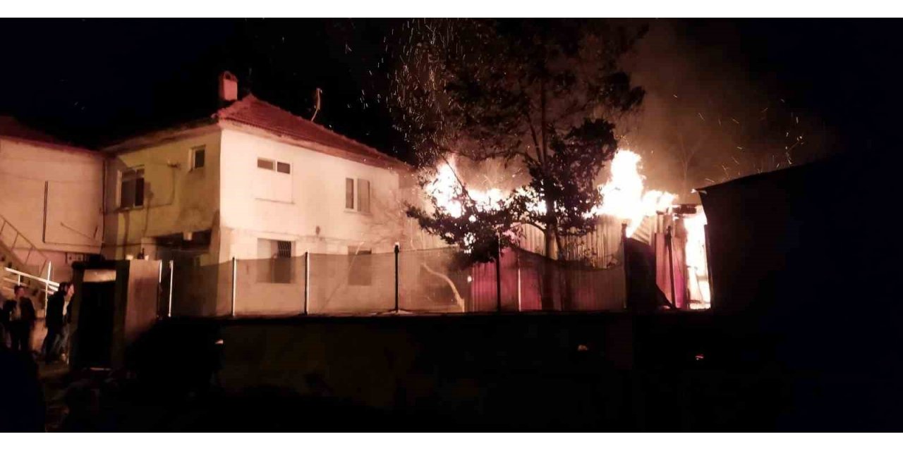 Prefabrik ev alev topuna döndü, ekipler söndürmek için seferber oldu