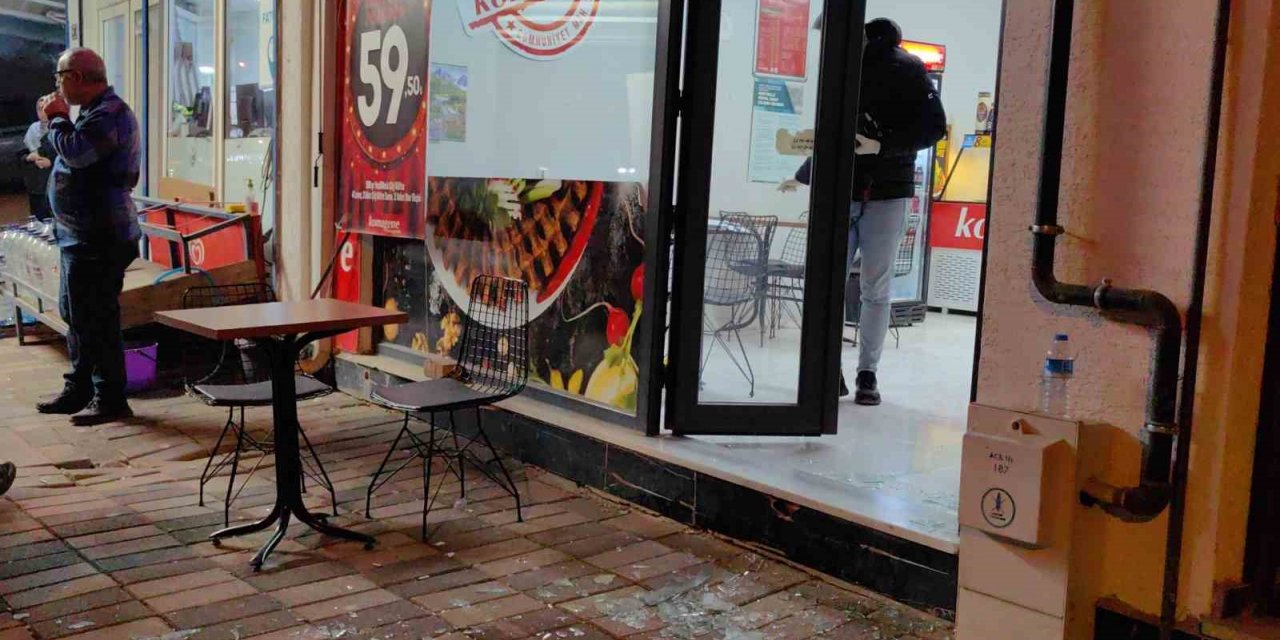 Bursa’da husumetlilerin satırlı, silahlı kavgasında kan aktı: 1 yaralı