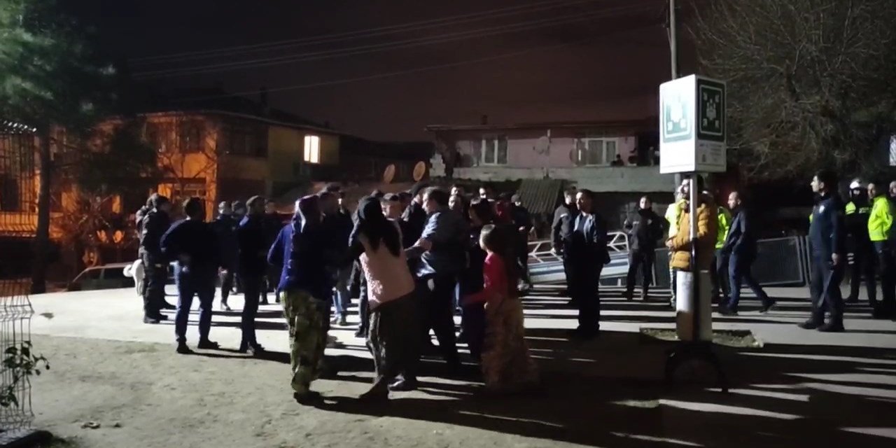 İki grup arasında taşlı, sopalı park yeri kavgası: 6 yaralı