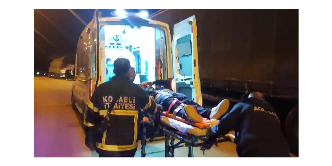 Park halindeki tıra çarptı, yaralanan arkadaşını araçta bırakıp kaçtı