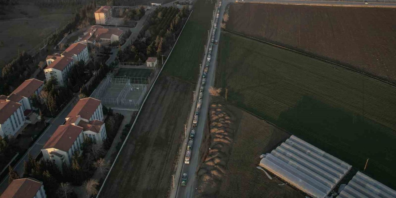 Bir şehrin enkazı böyle taşınıyor