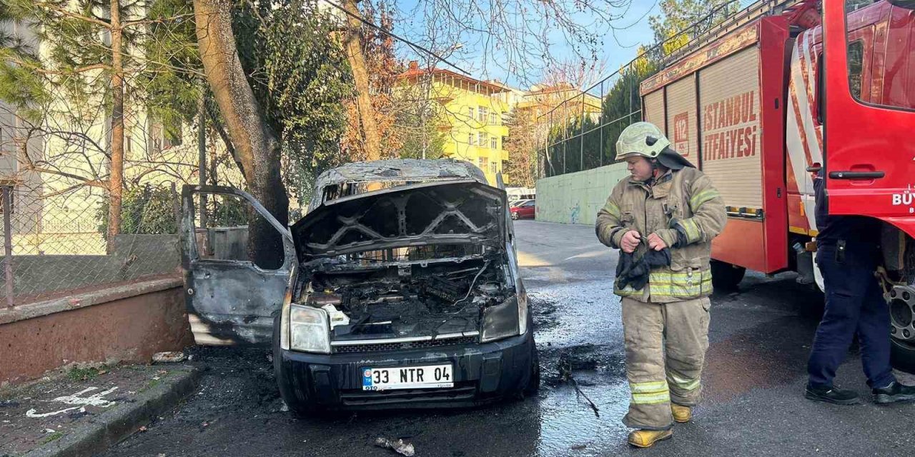 Kartal’da hafif ticari araç alev alev yandı
