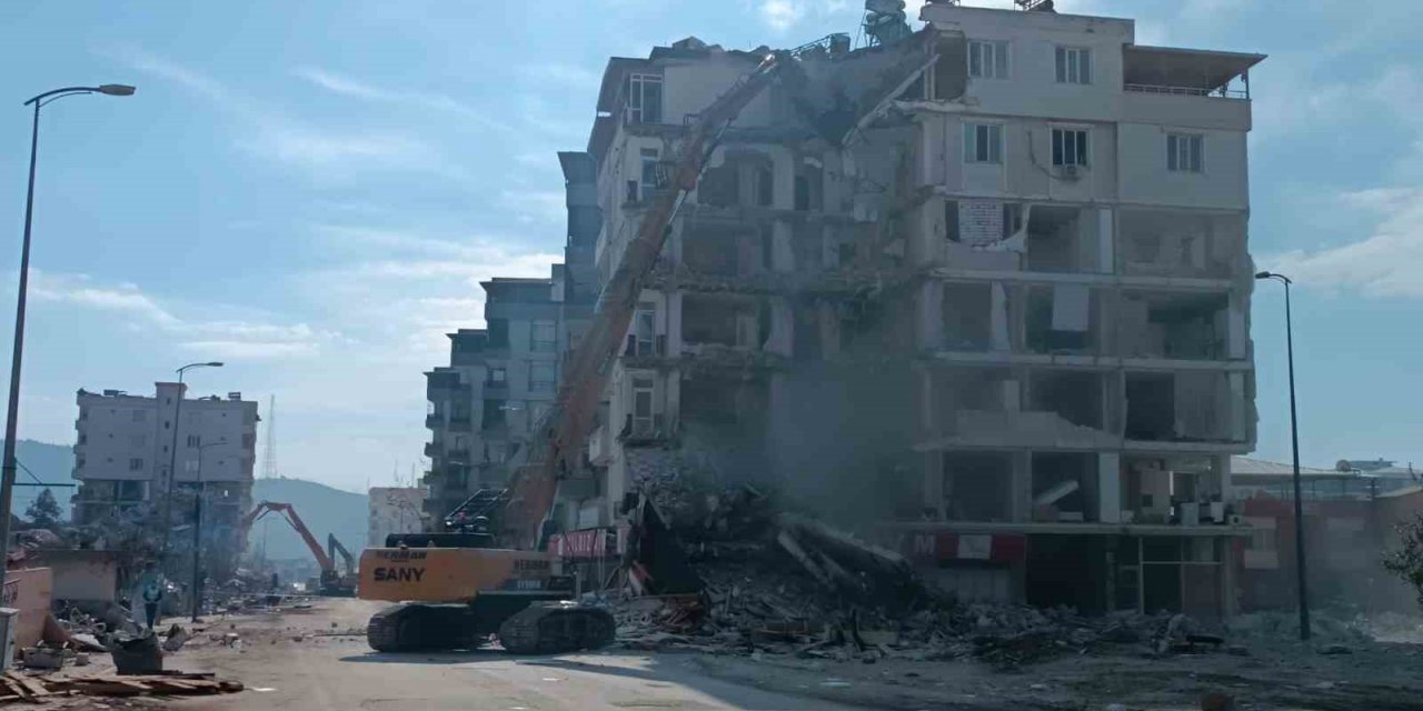 Nurdağı’nda ağır hasarlı binaların yıkımı devam ediyor