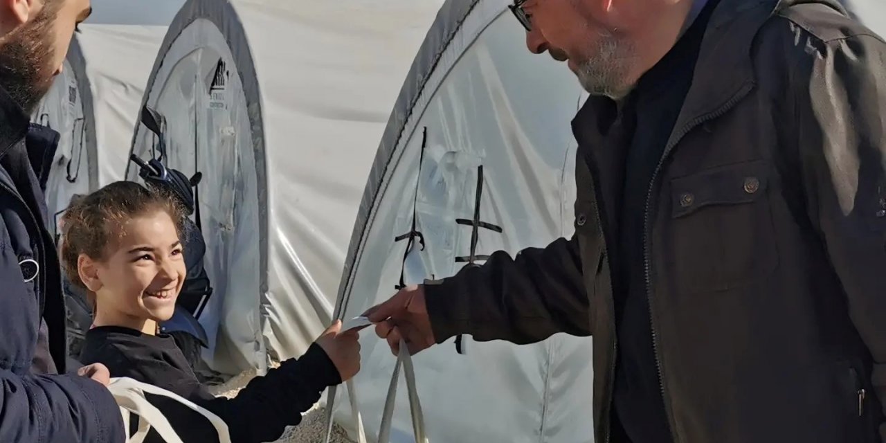 Başkan Mustafa Önsay, depremzede çocuklara oyuncak dağıttı